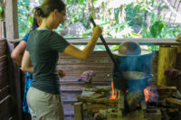 Torréfaction des fèves de cacao, c'est chaud!