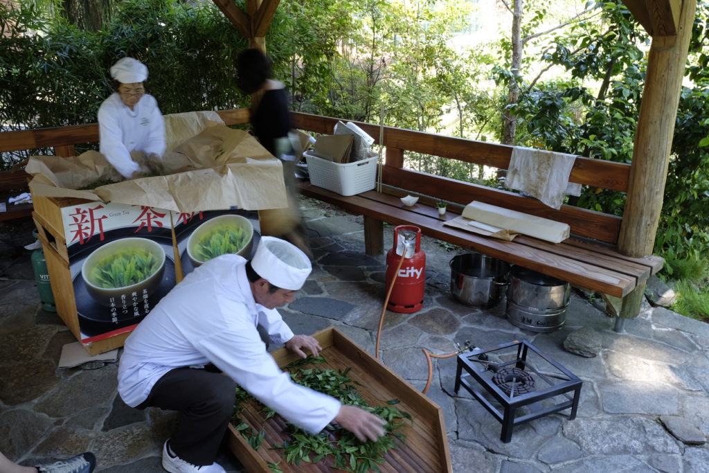 Préparation de thé vert et oolong par les spécialistes venus du Japon